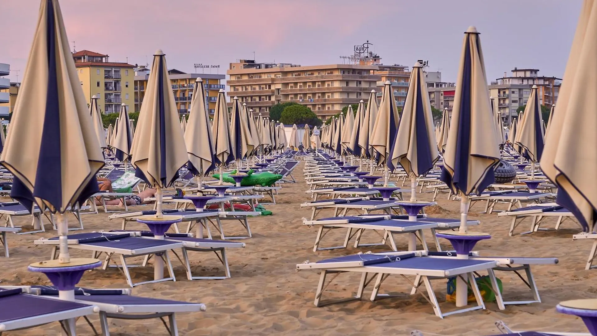 Spend Your Holiday By The Pool - Beahost Bibione 0*,  Italy